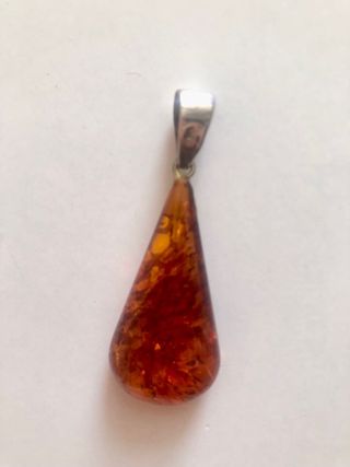 Conjunto Ámbar y Plata: Pendientes y Colgante