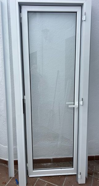 Puerta de aluminio blanca