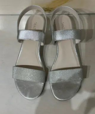 Sandalias de piel plateadas
Un diseño súper cómodo