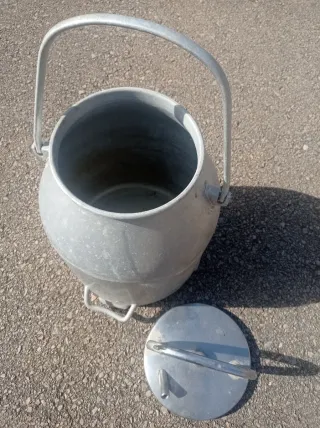 Lechera antigua de aluminio