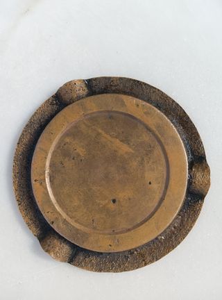 Cenicero de bronce con emblema