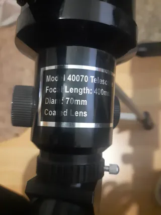 Telescopio astronómico con trípode