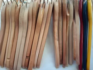 Lote de perchas de madera