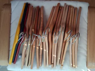 Lote de perchas de madera