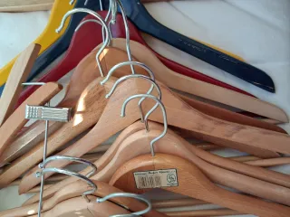 Lote de perchas de madera