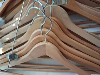 Lote de perchas de madera