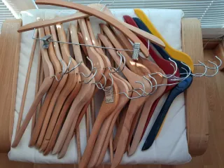 Lote de perchas de madera