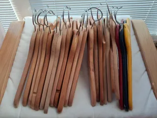 Lote de perchas de madera