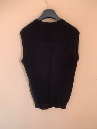 Chaleco de punto negro. Talla M