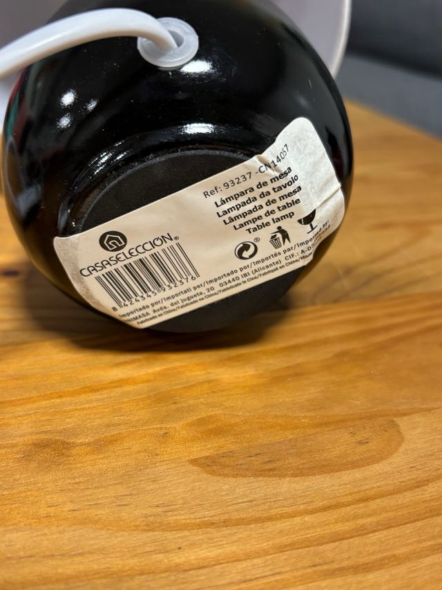 Candeeiro de mesa preto e branco