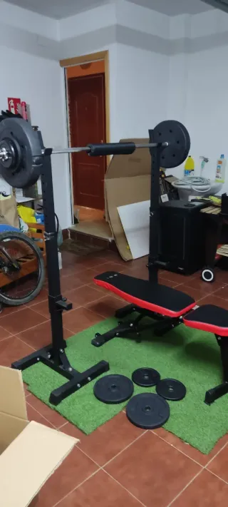 Banco de pesas con barra y discos