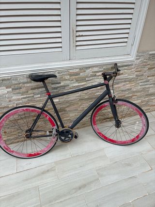 Bicicleta Fixie Negra Ruedas Rojas