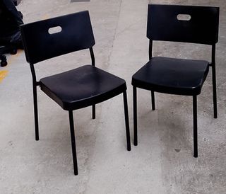 Juego de 2 sillas negras de plástico y metal