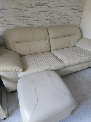 Sofá y puff Ikea piel sintética beige