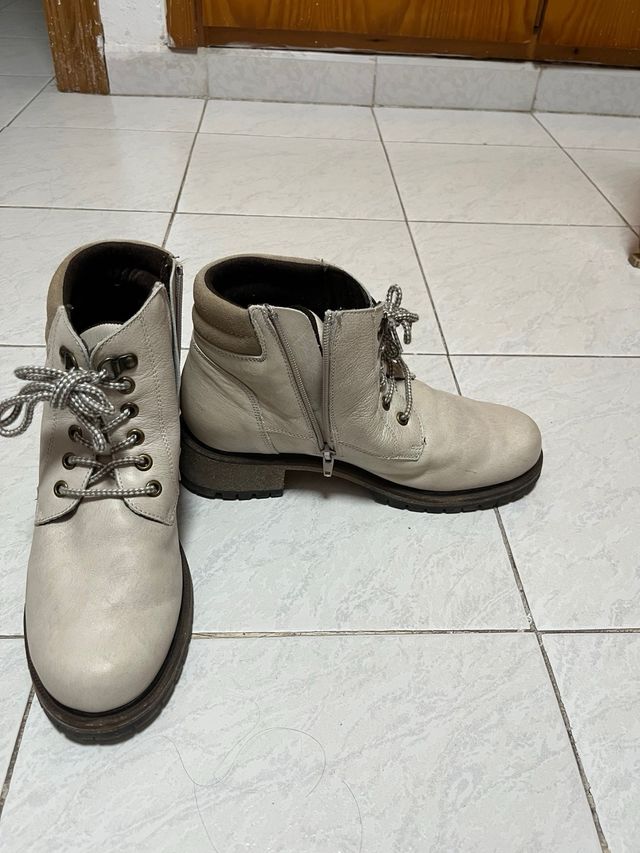 Botines Beige con Cordones