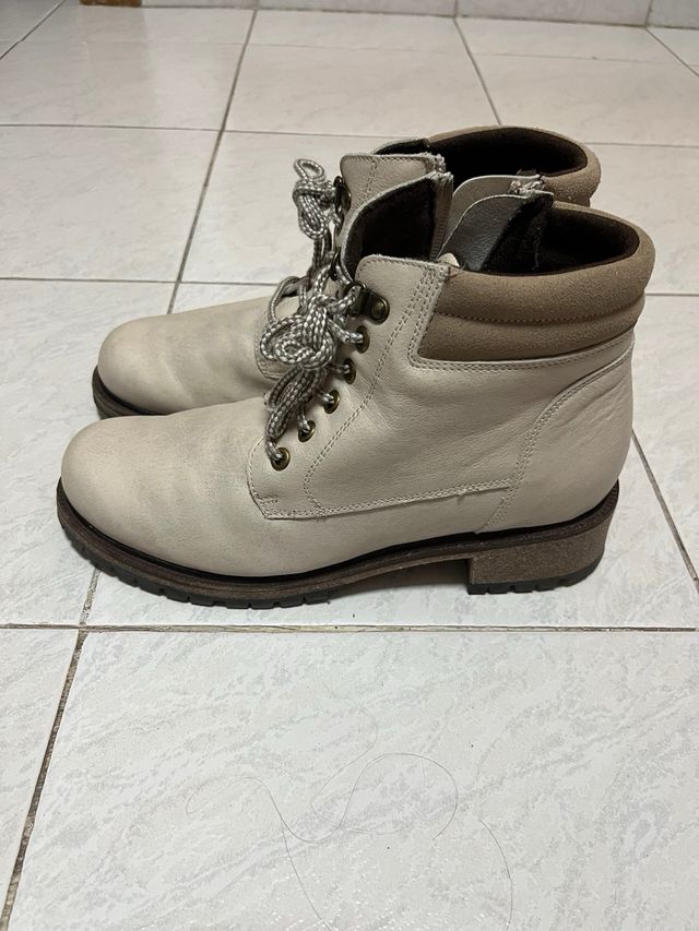 Botines Beige con Cordones