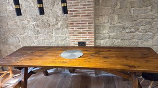 Mesa de comedor de madera rústica