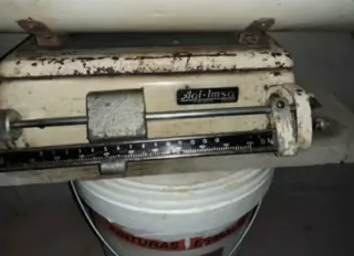 Báscula antigua para bebés - Años 60 ver leer