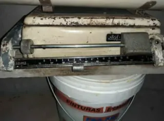 Báscula antigua para bebés - Años 60 ver leer