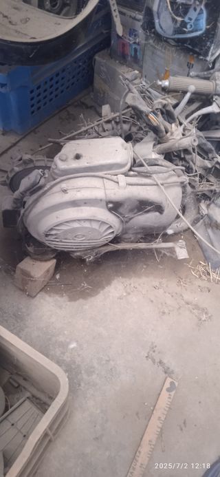 Chasis Vespa, motor Vespa 150 gs desmontado