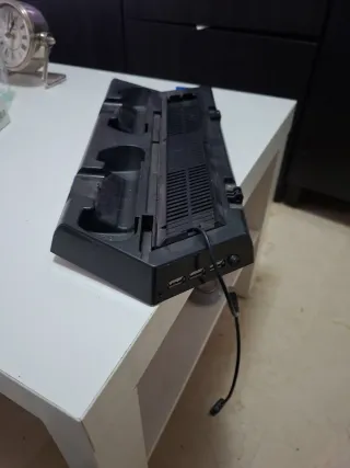 Soporte PS4 Slim con cargador de mandos