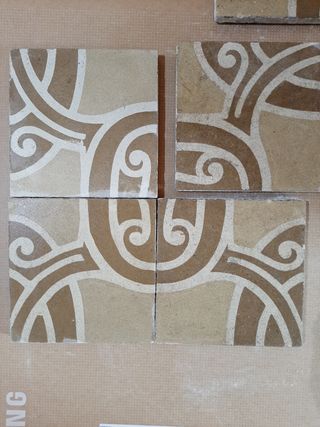 Baldosa hidráulica 1920 marrón, beige y blanco