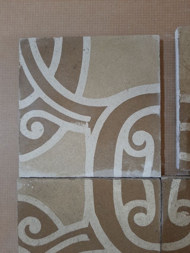 Baldosa hidráulica 1920 marrón, beige y blanco