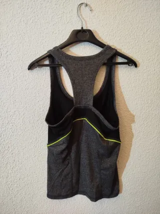 Camiseta deportiva tirantes gris y verde