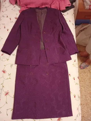 Traje de chaqueta y falda morado