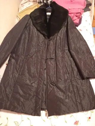 Chaquetón negro con cuello de pelo