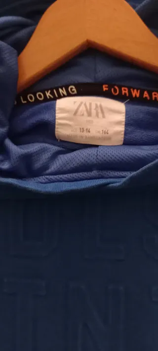 Sudadera azul con capucha y cremallera