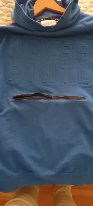 Sudadera azul con capucha y cremallera