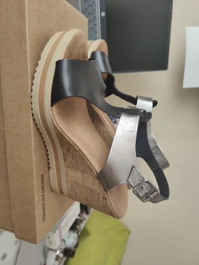 Sandalias cuña piel negras y plateadas