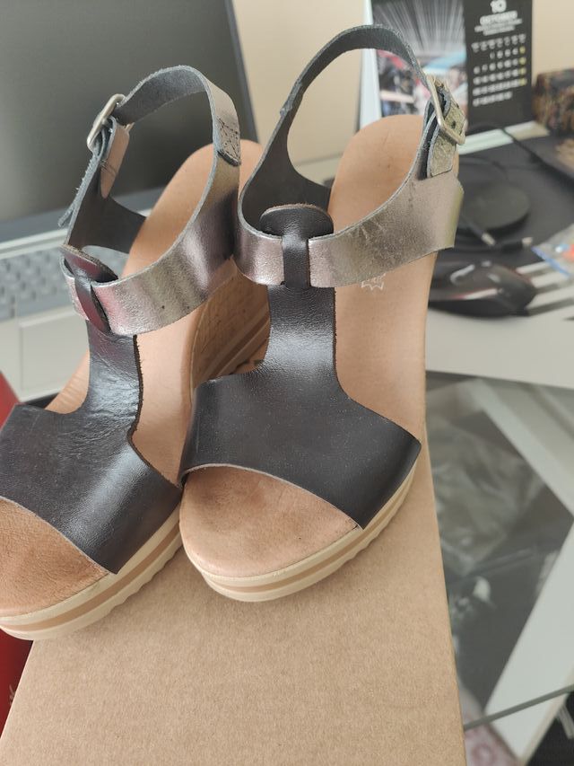 Sandalias cuña piel negras y plateadas