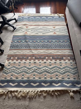 Alfombra de tela con flecos