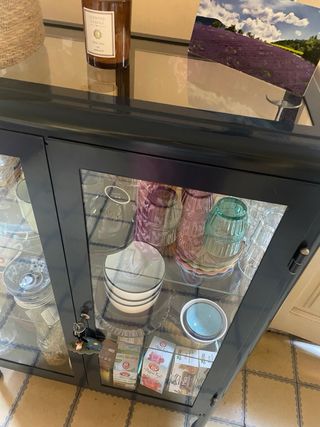 Vitrina azul vintage de metal y cristal.