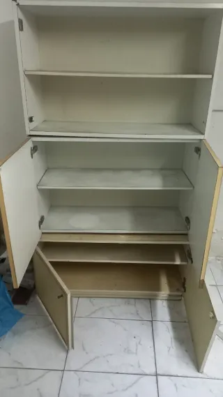 Estantería blanca con puertas