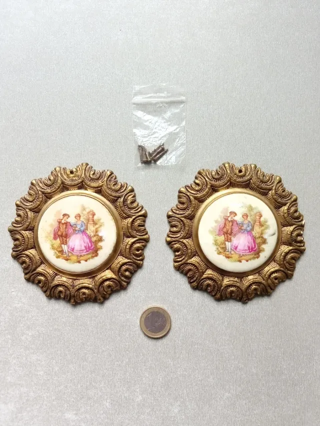 2 Antiguos Rosetones de Mueble, Porcelana y Bronce