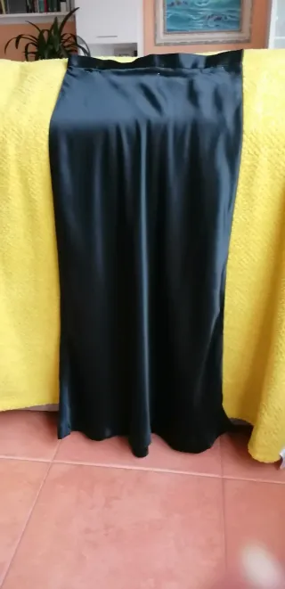 Blusa gris brillante manga larga.Y Falda negra mid