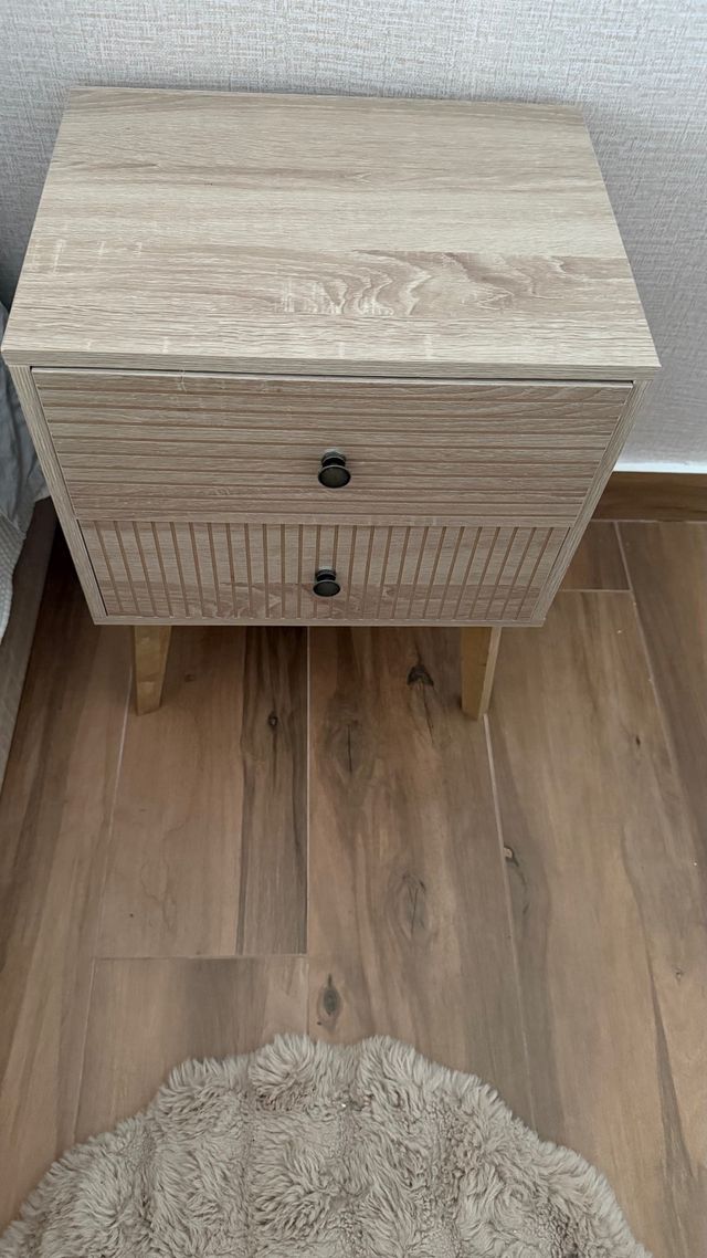 Mesilla de noche de madera con 2 cajones