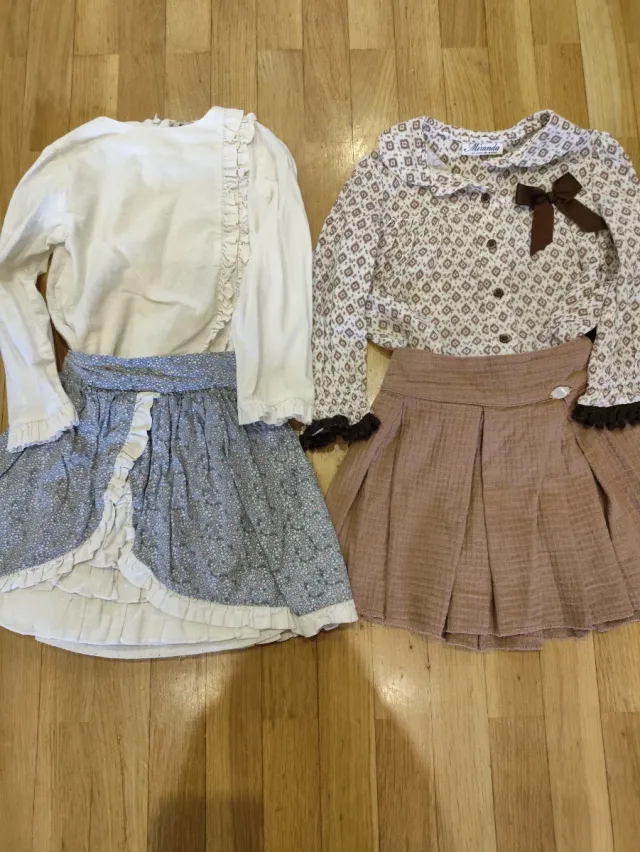 Conjunto de falda y blusa.