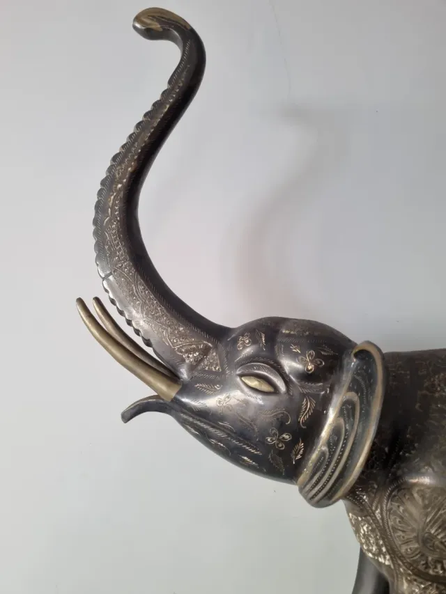 Estatua decorativa de un elefante hecho de bronce