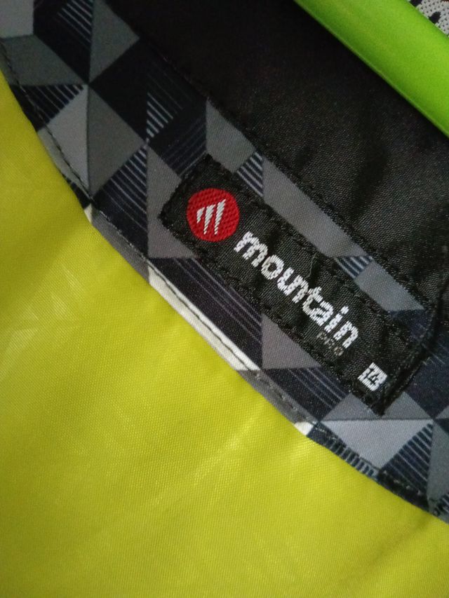 Chaqueta polar con estampado geométrico