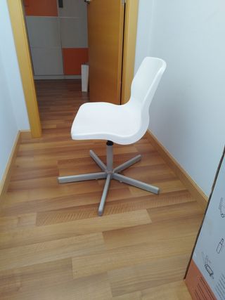 Silla de oficina giratoria blanca