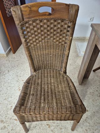 Silla de comedor de mimbre y madera