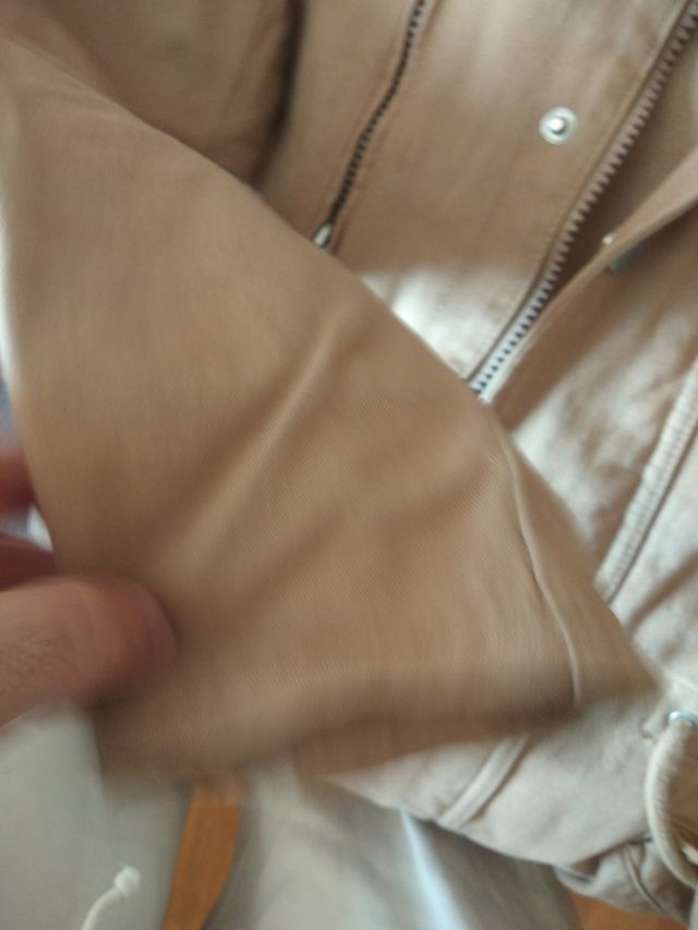 Parka beige con capucha