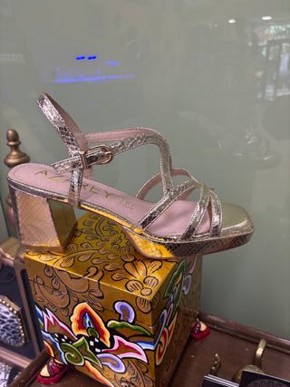 Sandalia tacón dorado