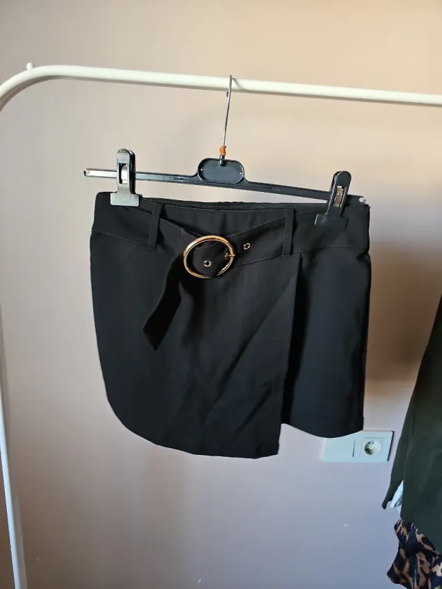 Falda pantalón negra con cinturón