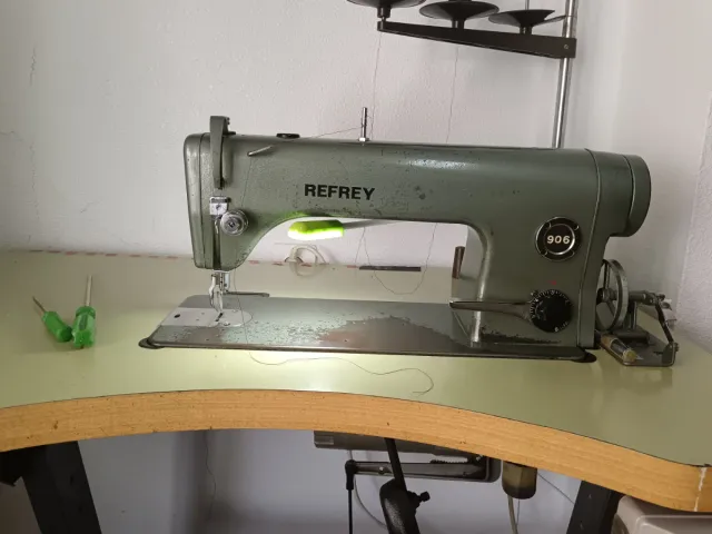 Máquina de coser Refrey 906