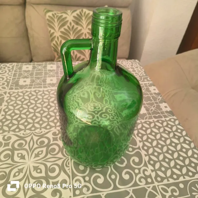 Botella de cristal verde con asa
